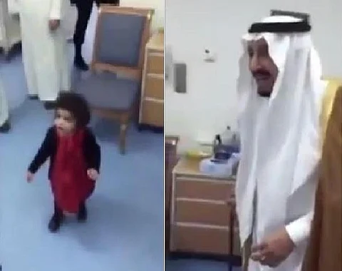 CNN: انتشار واسع لفيديو للملك سلمان وهو يداعب طفلة بـ "التخصُّصي"