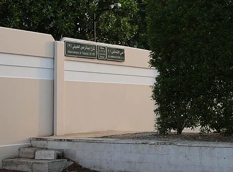 شاهد .. رجل أعمال يغلق شارعاً بجدة .. ومطالبات بتنفيذ قرار الفيصل