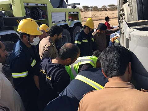 شاهد.. فك احتجاز شخصين من داخل تريلا مقلوبة شمال الطائف