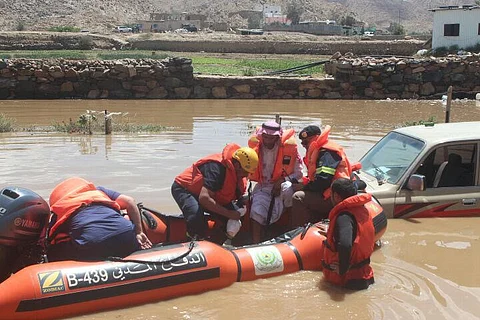 "مدني الطائف" ينقذ شخصين محتجزَين بسيول وادي ليه