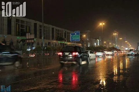 الآن.. أمطار غزيرة وزخات من البرد على العاصمة الرياض