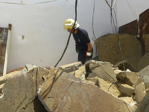 مقيم غير نظامي يلقى مصرعه بانهيار سقف منزل ببيش