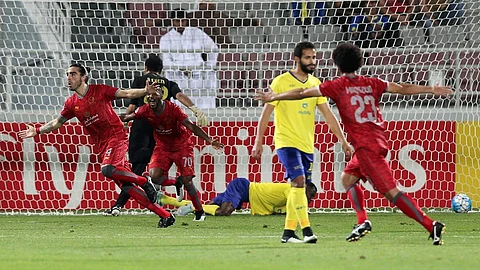 "لخويا" عاد.. وأسقط "العالمي" برباعية أشكال وألوان