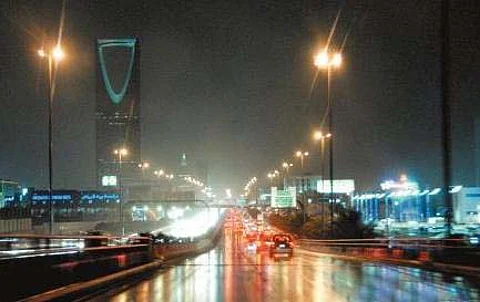 أمطار الرياض تغرق المركبات وتشل المرور.. والأنظار تتجه لـ"التعليم"