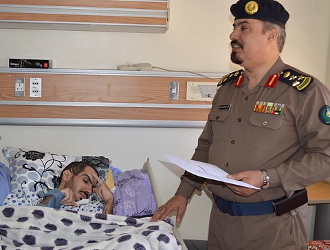 آل كاسي يزور فردَيْن من الدفاع المدني أُصيبا في حوادث مرورية بالطائف