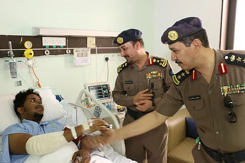 "المطرفي" يزور منسوبي "الدفاع المدني" المنومين إثر تعرضهم لحادث مروري