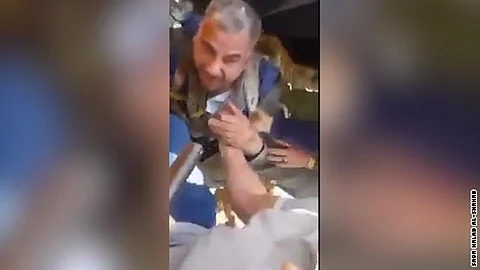 بالفيديو.. لحظة القبض على طيار سوري أُسقطت طائرته بريف حلب