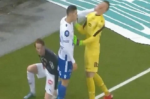 بالفيديو.. طرد لاعب بوسني بعد اعتدائه على حارس مرمى فريقه