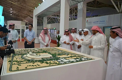 الرياض.. وكيل وزارة الداخلية يزور جناح الخدمات الطبية ويستمع لعرض عن المشاريع