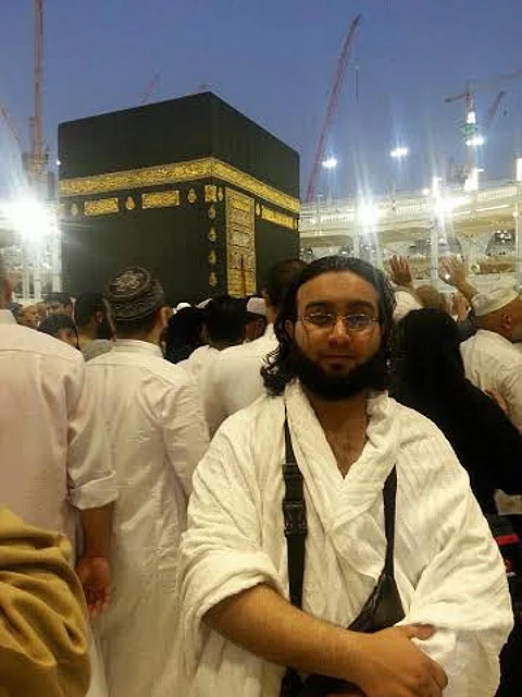مقيم مصري "يعتمر" عن مواطن لم يشاهده في حياته
