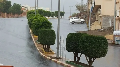بالصور.. أمطار متوسطة علي محافظة ظهران الجنوب