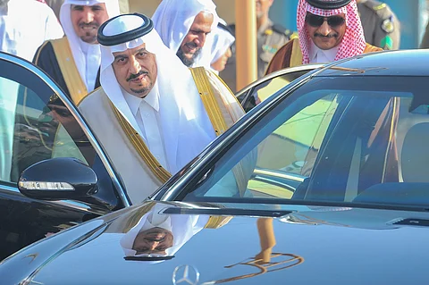 بالصور.. أمير الرياض يتفقد المجمعة ويقف على احتياجات الأهالي
