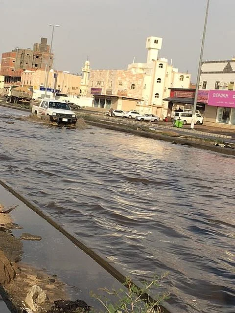 شاهد... أمطار الدقائق المعدودة تفشل مشاريع التصريف وتتسبب بتجمعات للمياه بمكة
