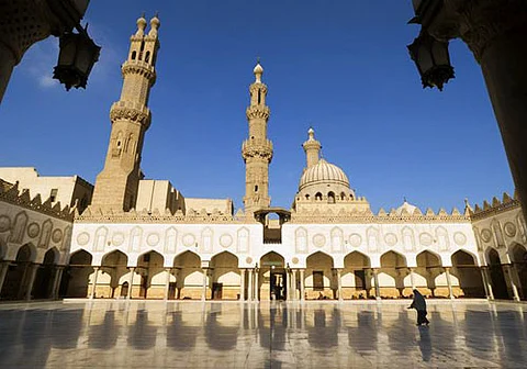 خادم الحرمين الشريفين يؤدي الجمعة بـ"الجامع الأزهر"