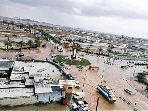 بالصور.. مياه الأمطار والسيول تداهم عدداً من شوارع بيشة