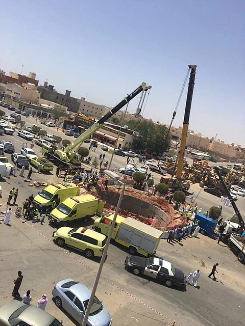 شاهد.. حفرة الـ126 قدمًا تبتلع شابًّا وسيارته فجرًا بجدة.. وخاله راويًا:سنقاضي "المياه"