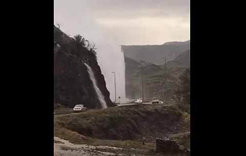 شاهد.. انفجار خط أنبوب المياه بوادي مشنية بالباحة