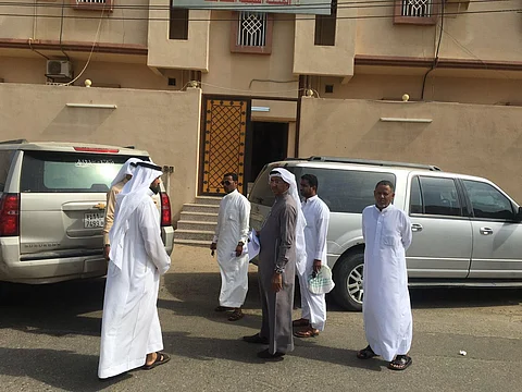 شاهد.. تواصل تكدُّس المرضى أمام الهيئة الطبية بجازان