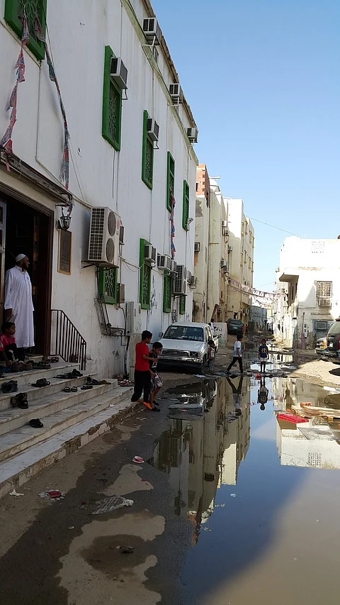 مياه الصرف الصحي تحاصر مسجدًا بـ"سبيل" جدة
