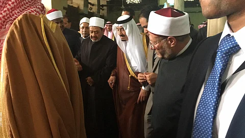 بالصور والفيديو.. خادم الحرمين يتفقد ترميمات الأزهر الشريف ويضع حجر الأساس لمدينة البعوث الإسلامية