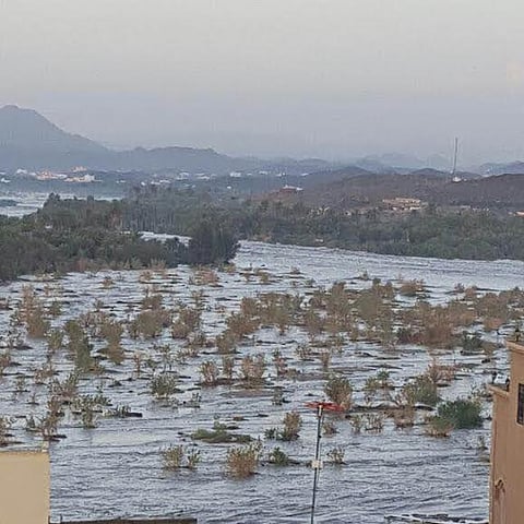 شاهد .. السيول تعزل قرى بـ"ترج بيشة" للأسبوع الثاني ومطالبات بجسور لا تأتي!