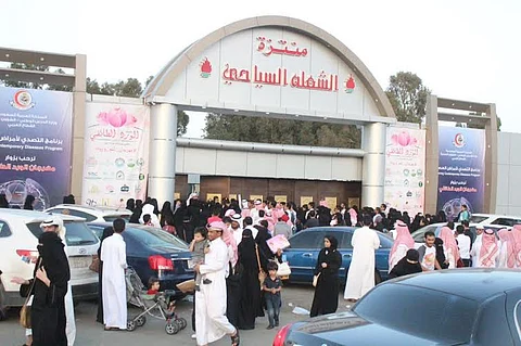 مواطنون: لليوم الثاني مهرجان "الورد الطائفي" يغلق أبوابه ويمنعنا من الحضور