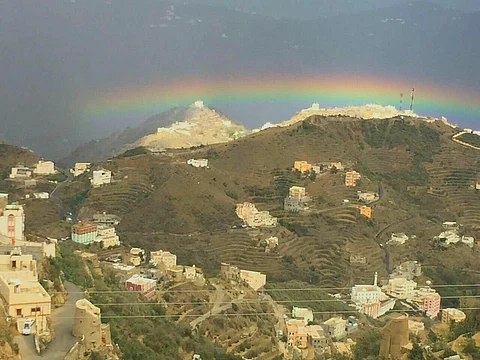 ألوان الطيف تزيّن سماء جبال فيفاء وتجذب هواة التصوير
