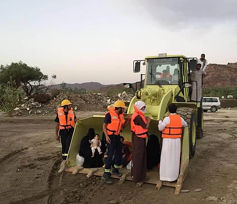 بسبب السيول.. نقل مواطنة "حامل" في بيشة بشيول من قريتها المعزولة