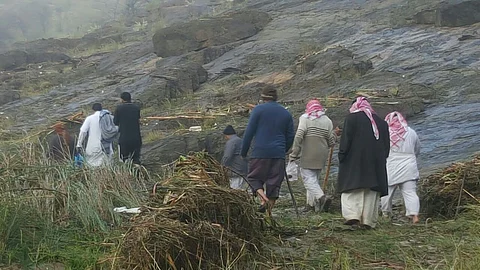 مواطنون بينهم مرضى يروون تفاصيل احتجازهم 12 ساعة في "تربة الباحة"