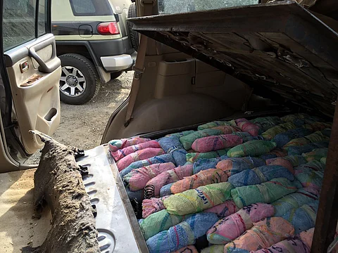 "مجاهدو جازان" يضبطون 184 بلاطة حشيش ومسدسًا وذخيرة بحوزة مهربين