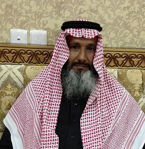 مـواطن وزوجـته يُـنقذان أخوين وابنتيهما من سيل وادي تبالة.. حبل ومصارعة