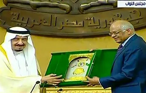 رئيس البرلمان المصري يهدي خادم الحرمين درع مجلس النواب