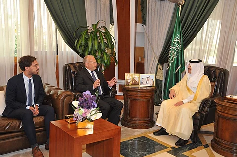 أمير الشرقية يبحث مع السفير السويدي تعزيز العلاقات بين البلدين