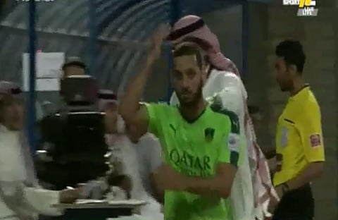 بالفيديو.. اعتراض غير لائق من "بصاص" بعد استبداله