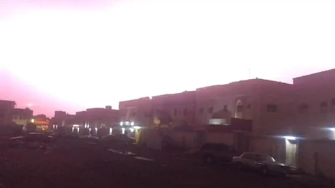 شاهد: "البرق" يحوّل ليل "القريات" إلى نهار