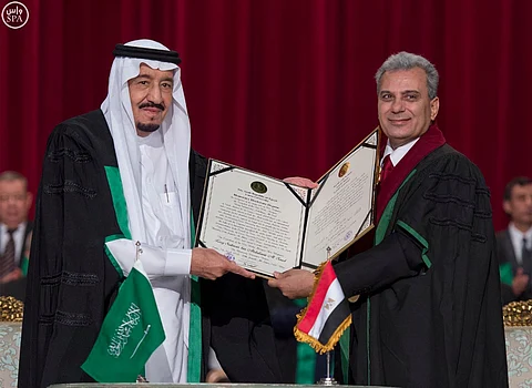 شاهد .. خادم الحرمين يتسلم الدكتوراه الفخرية من جامعة القاهرة