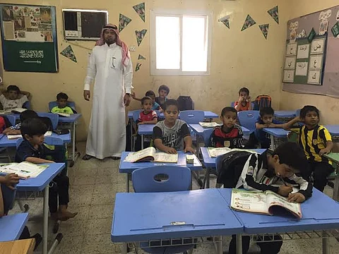 شاهد: مقعد "ضحية سيل الليث" شاغر في مدرسته .. فماذا قال أقرانه الصغار؟