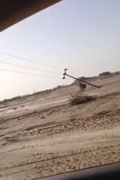 مواطن يوثق.. عمود كهرباء آيل للسقوط بوسط وادي بيشة