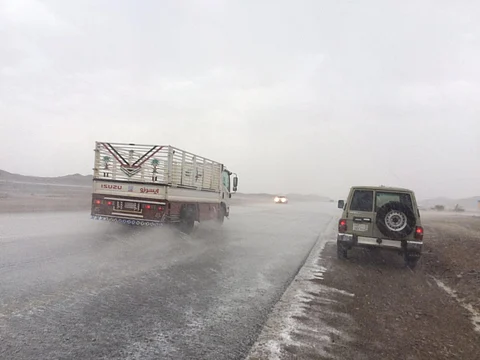 بالصور.. هطول أمطار على محافظات المدينة