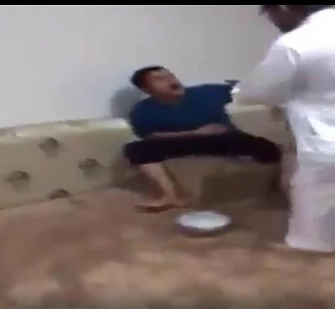 مواقع التواصل تتناقل مقطع لـ "تعنيف ابن على يد أبيه"