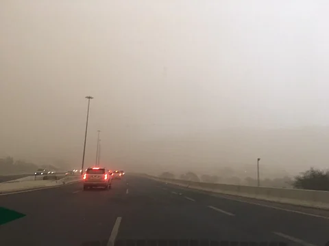 عاصفة رملية تضرب المدينة المنورة.. والمرور يحذر