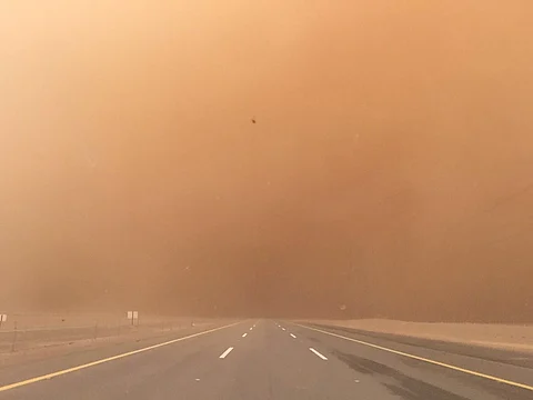 موجة غبار كثيف تهبّ على حائل