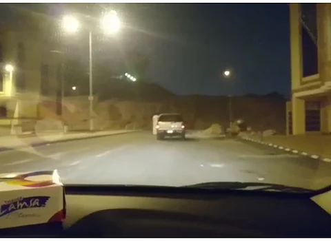 بالفيديو.. الإطاحة بشاب يقود مركبة وهو يتدلى من أحد أبوابها