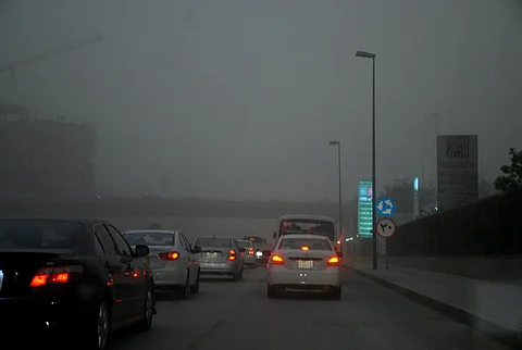 أمطار وأتربة مثارة على الرياض.. وتوقعات بتعليق الدراسة حال استمرارها