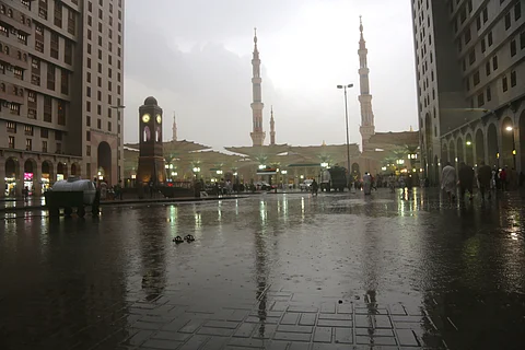 هطول أمطار على المدينة وسط استنفار الجهات المعنية