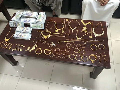 إحباط تهريب مليون ريال ومشغولات ذهبية.. خبّأوها في ملابسهم وأمتعتهم