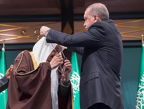 بالفيديو.. أردوغان يقلد خادم الحرمين أعلى وسام تركي.. والملك: ليس تكريماً لي بل للسعودية حكومة وشعباً