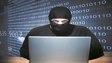 "قراصنة" يخترقون حسابات بنكية لمواطنين اثنين بالجبيل ويسحبون كامل الرصيد