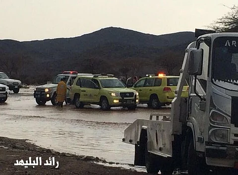 أمطار المهد.. احتجاز مركبات في السيول وإغلاق طرق