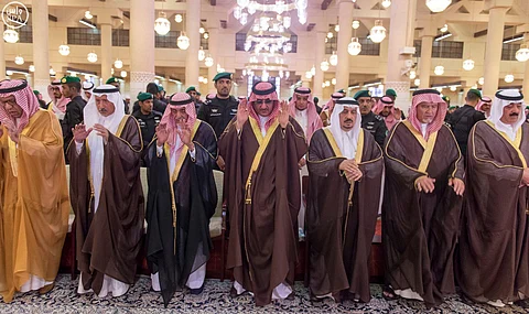 نائب الملك يؤدي صلاة الميت على الأميرة سارة بنت سعود الكبير